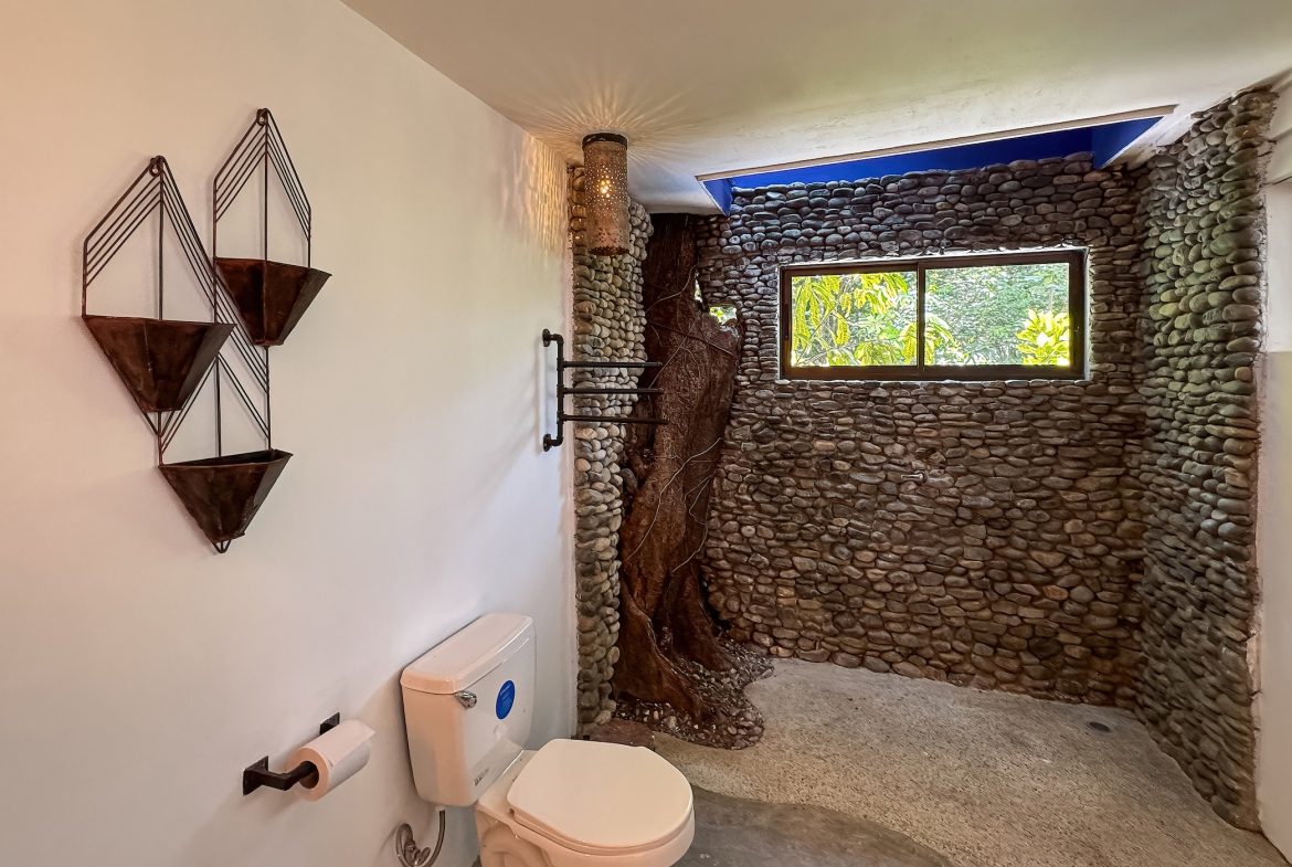 CASA HERMANAS PROPERTY WITH FOUR BEDROOMS, IN MANUEL ANTONIO – 0.31 ACRES