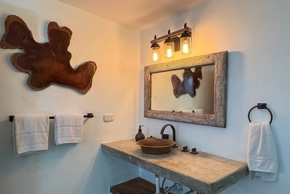 CASA HERMANAS PROPERTY WITH FOUR BEDROOMS, IN MANUEL ANTONIO – 0.31 ACRES