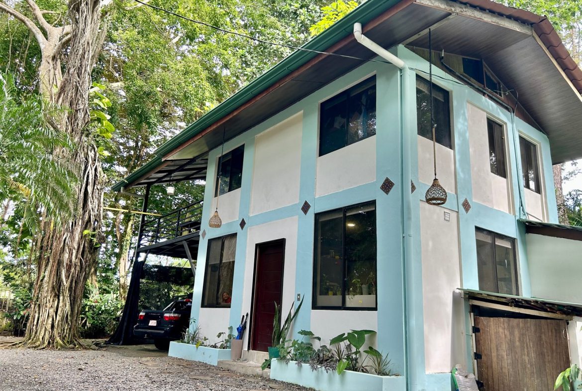 COMMERCIAL PROPERTY WITH SIX BEDROOMS NEAR EVERYTHING, IN DOMINICAL – 0.23 ACRES