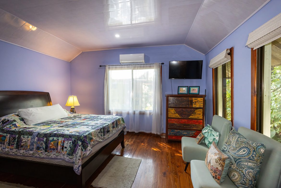 CASA HERMANAS PROPERTY WITH FOUR BEDROOMS, IN MANUEL ANTONIO – 0.31 ACRES