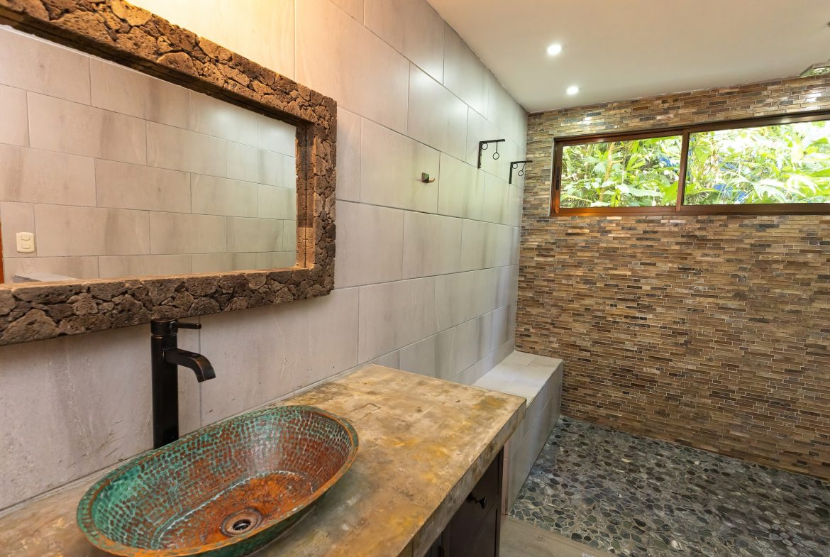 CASA HERMANAS PROPERTY WITH FOUR BEDROOMS, IN MANUEL ANTONIO – 0.31 ACRES