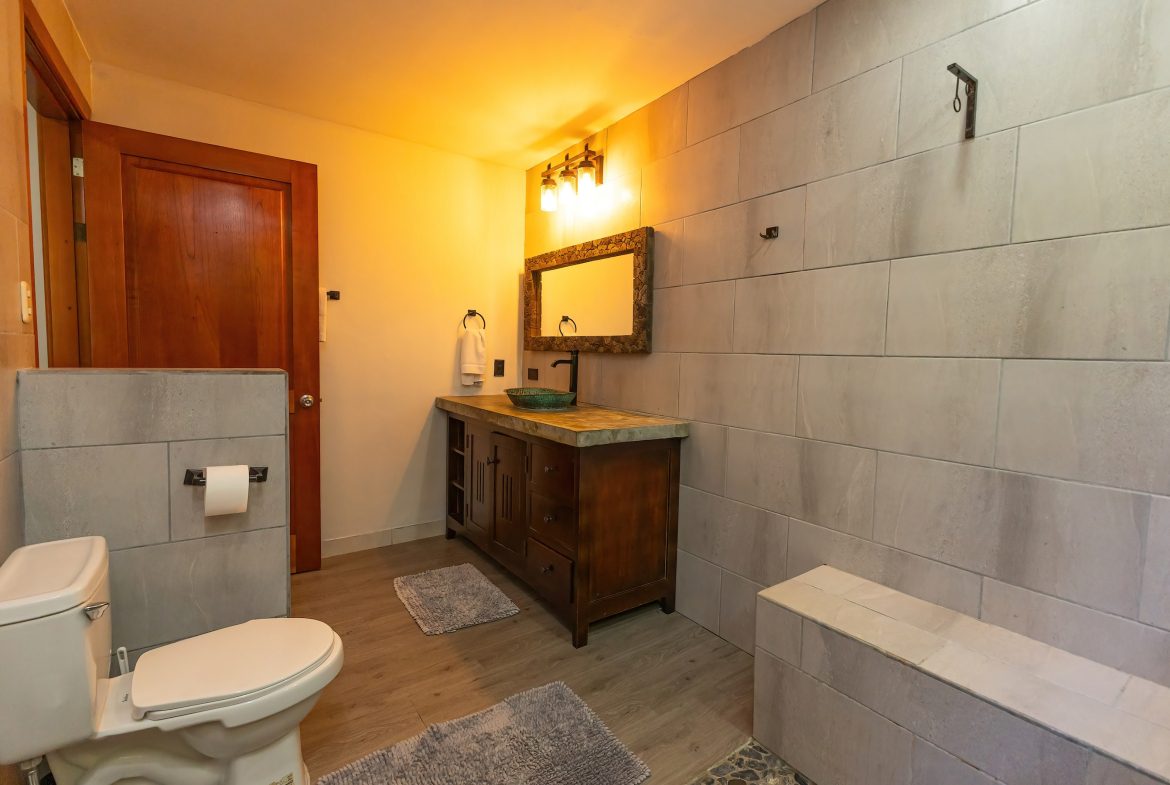 CASA HERMANAS PROPERTY WITH FOUR BEDROOMS, IN MANUEL ANTONIO – 0.31 ACRES