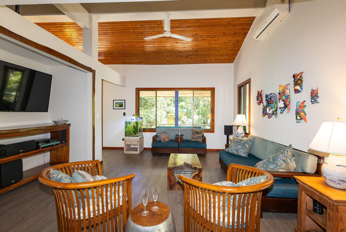 CASA HERMANAS PROPERTY WITH FOUR BEDROOMS, IN MANUEL ANTONIO – 0.31 ACRES