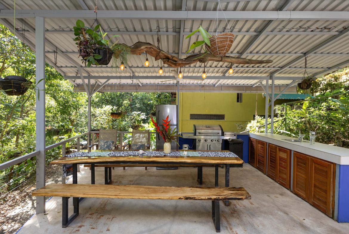 CASA HERMANAS PROPERTY WITH FOUR BEDROOMS, IN MANUEL ANTONIO – 0.31 ACRES