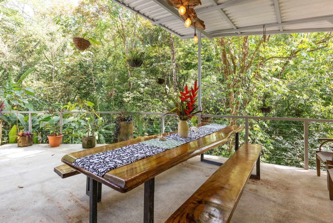 CASA HERMANAS PROPERTY WITH FOUR BEDROOMS, IN MANUEL ANTONIO – 0.31 ACRES