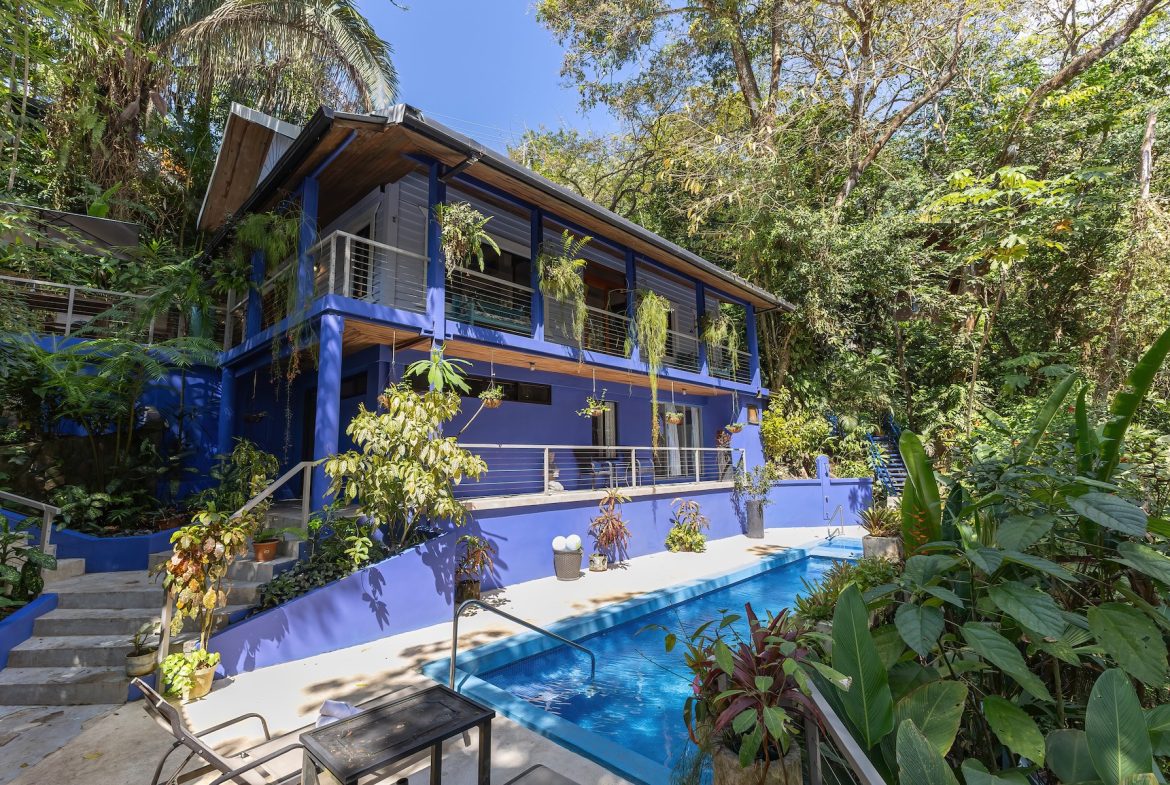 CASA HERMANAS PROPERTY WITH FOUR BEDROOMS, IN MANUEL ANTONIO – 0.31 ACRES
