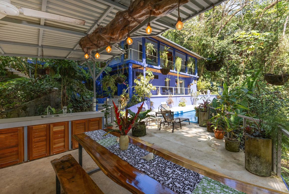 CASA HERMANAS PROPERTY WITH FOUR BEDROOMS, IN MANUEL ANTONIO – 0.31 ACRES