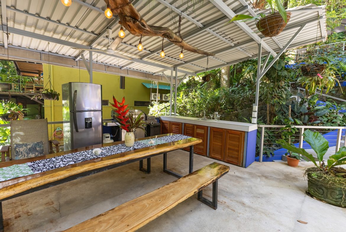 CASA HERMANAS PROPERTY WITH FOUR BEDROOMS, IN MANUEL ANTONIO – 0.31 ACRES