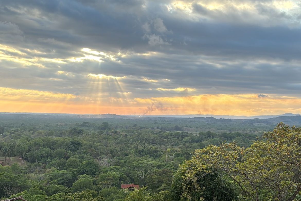BUILDING PROPERTY WITH SUNSET VIEWS IN SAN ANTONIO QUEPOS – 0.039 ACRES