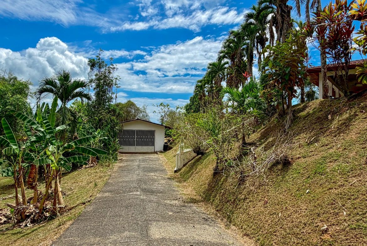 PROPERTY WITH THREE BEDROOM AND OCEAN VIEWS, IN LAGUNAS – 3.64 ACRES