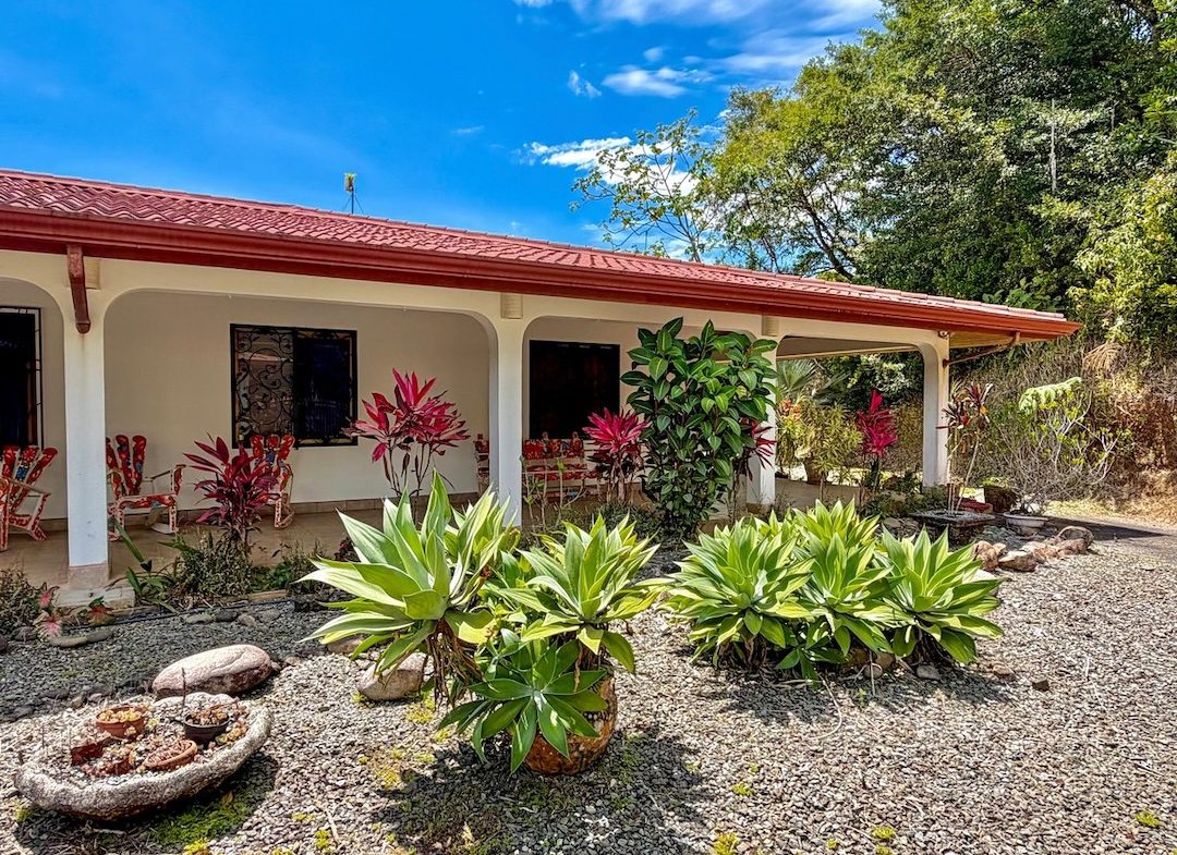 PROPERTY WITH THREE BEDROOM AND OCEAN VIEWS, IN LAGUNAS – 3.64 ACRES