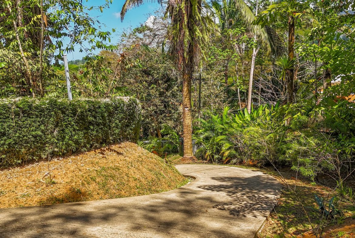 PROPERTY WITH TWO BEDROOMS AND JUNGLE VIEWS, IN UVITA – 1.22 ACRES