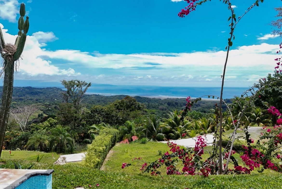 MOUNTAIN PROPERTY WITH FOUR BEDROOMS WITH OCEAN VIEWS, IN OJOCHAL – 0.28 ACRES