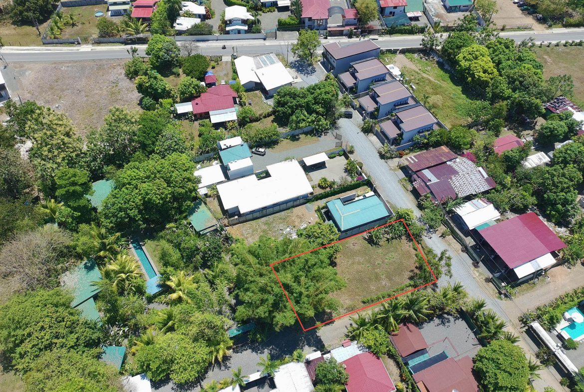 MAGICAL CORNER LOT IN UVITA w/ 8-MINUTE WALK TO NATIONAL PARK BEACH