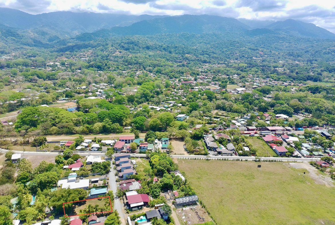 MAGICAL CORNER LOT IN UVITA w/ 8-MINUTE WALK TO NATIONAL PARK BEACH