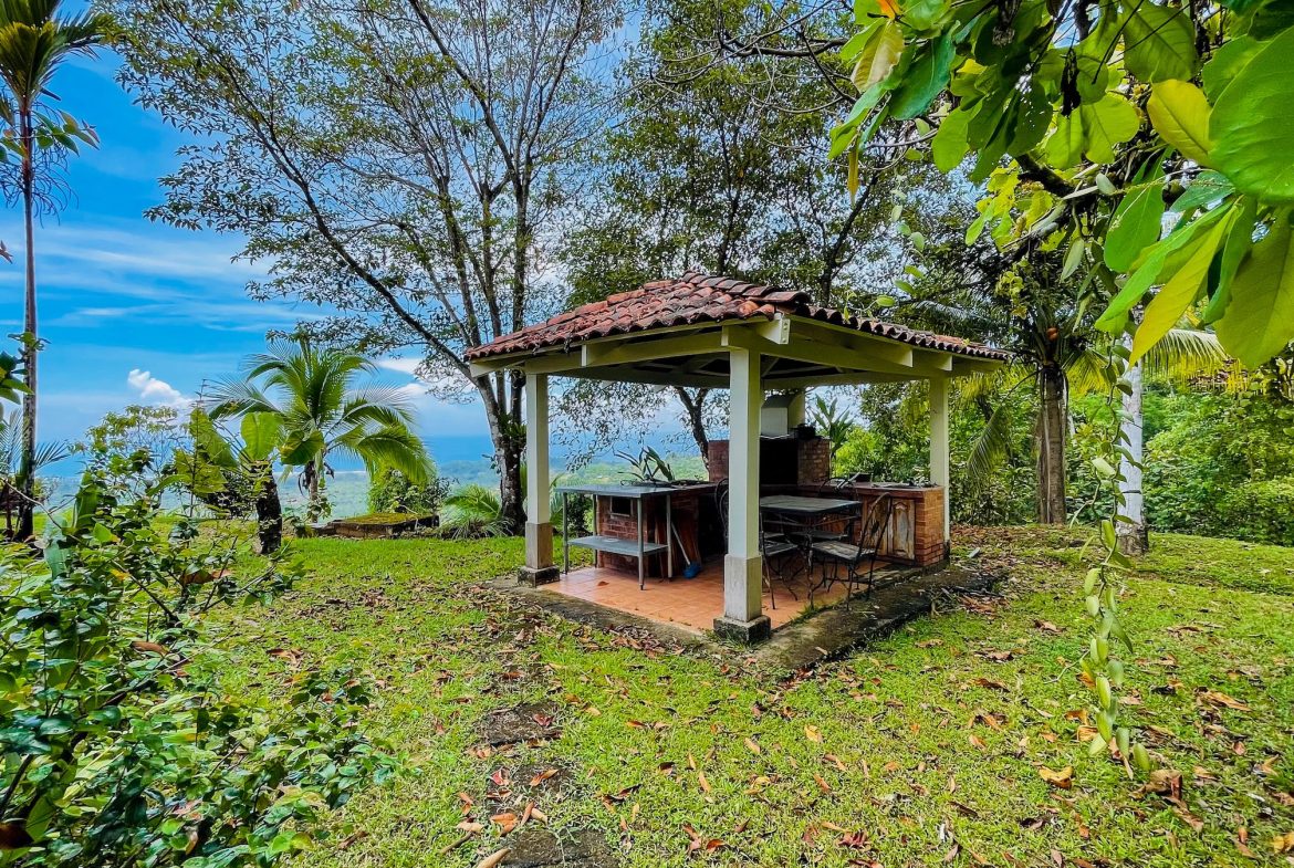 MOUNTAIN PROPERTY WITH THREE BEDROOMS AND OCEAN VIEWS, IN OJOCHAL – 4.86 ACRES