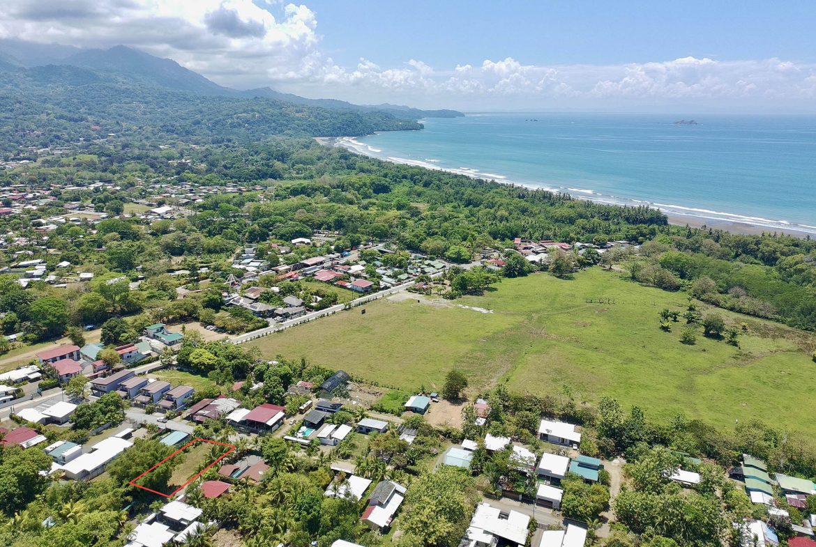 MAGICAL CORNER LOT IN UVITA w/ 8-MINUTE WALK TO NATIONAL PARK BEACH
