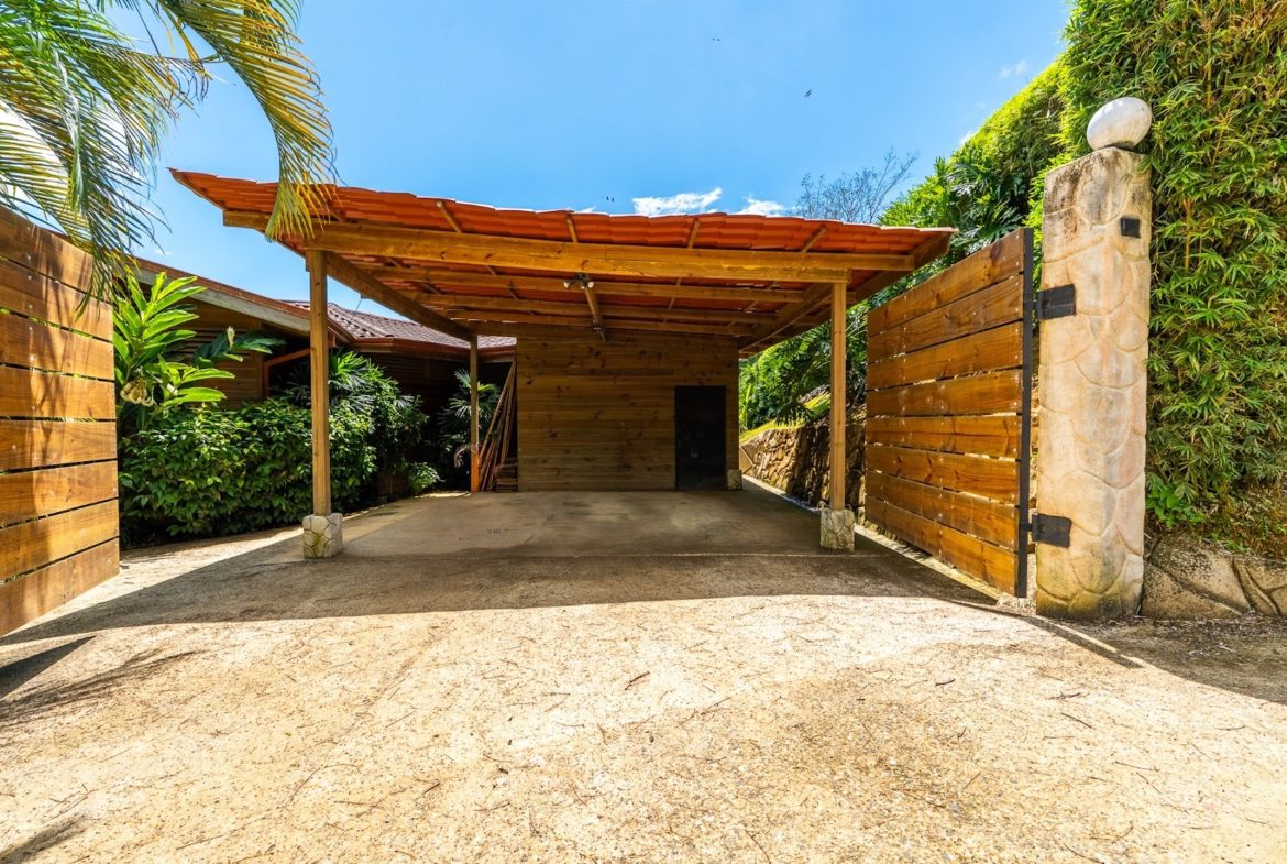 MOUNTAIN PROPERTY WITH FOUR BEDROOMS WITH OCEAN VIEWS, IN OJOCHAL – 0.28 ACRES