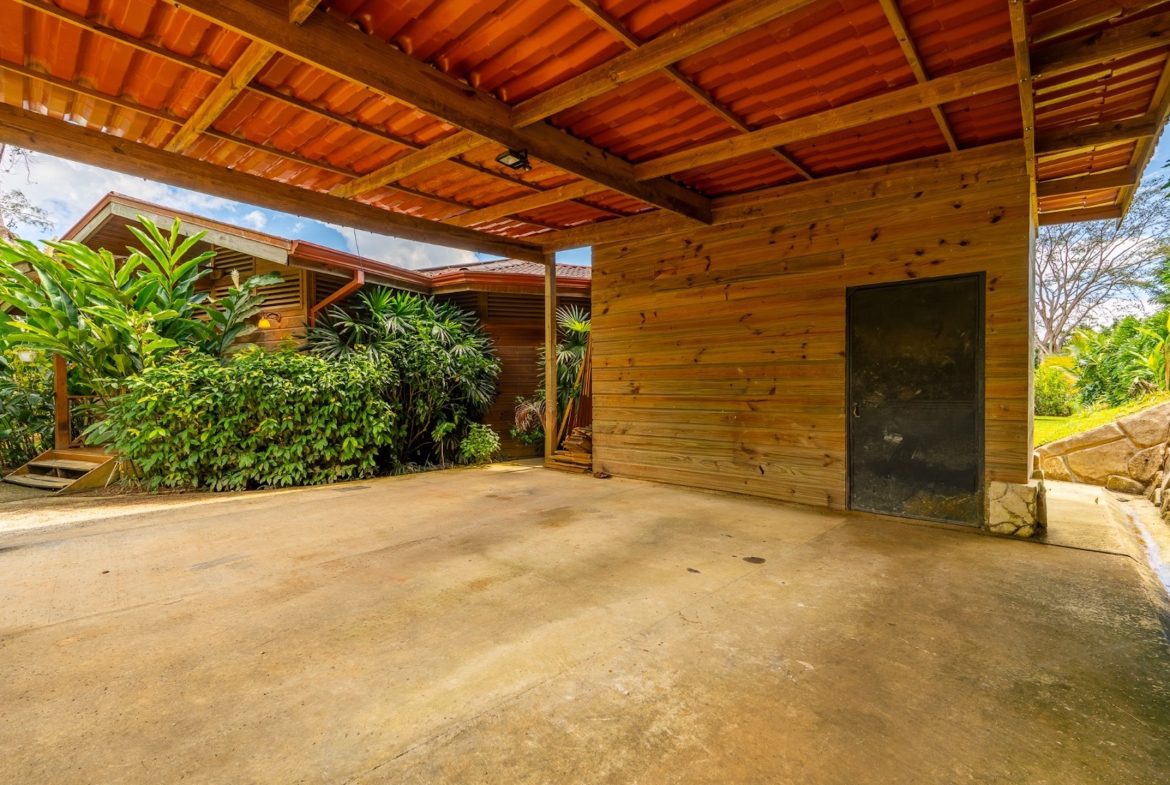 MOUNTAIN PROPERTY WITH FOUR BEDROOMS WITH OCEAN VIEWS, IN OJOCHAL – 0.28 ACRES