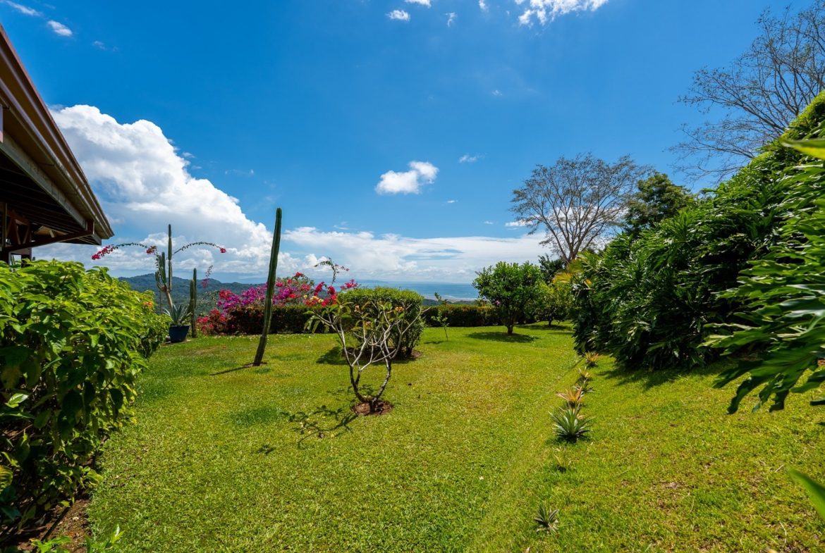 MOUNTAIN PROPERTY WITH FOUR BEDROOMS WITH OCEAN VIEWS, IN OJOCHAL – 0.28 ACRES