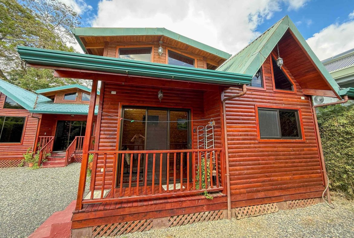 PROPERTY WITH A GUEST HOUSE IN THE MIDDLE OF BAHIA BALLENA – 0.12 ACRES