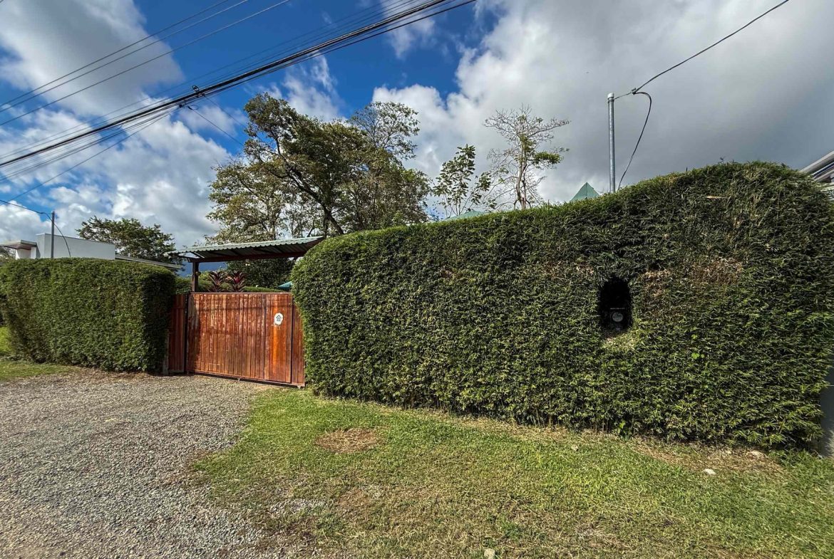 PROPERTY WITH A GUEST HOUSE IN THE MIDDLE OF BAHIA BALLENA – 0.12 ACRES