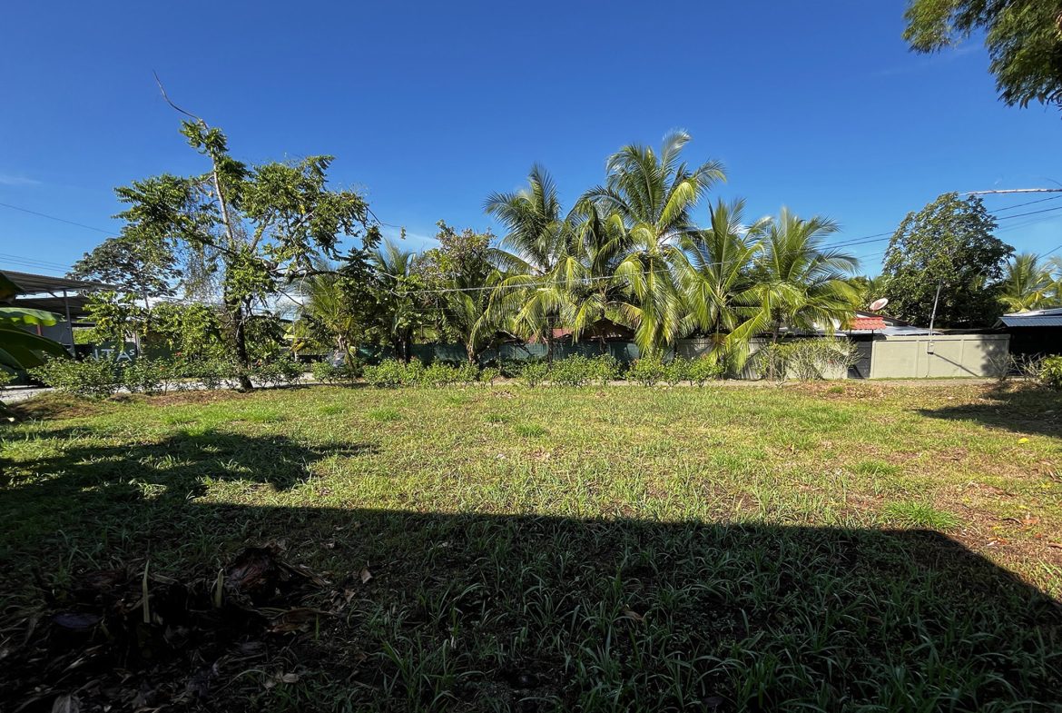 MAGICAL CORNER LOT IN UVITA w/ 8-MINUTE WALK TO NATIONAL PARK BEACH