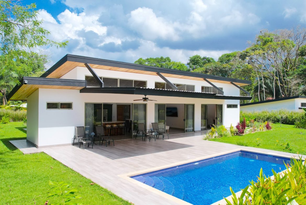 PROPERTY WITH THREE BEDROOMS, WITH A BEAUTIFUL GARDEN , IN OJOCHAL – 0.46 ACRES