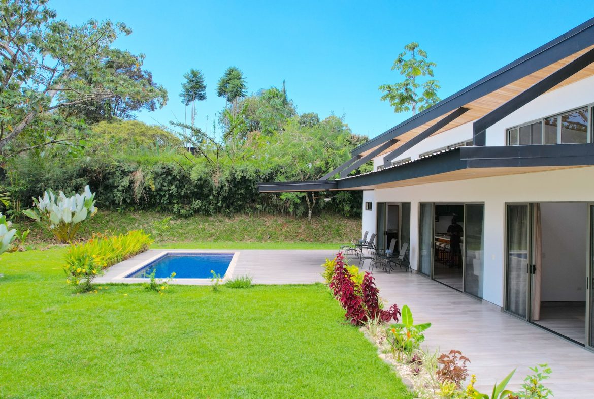 PROPERTY WITH THREE BEDROOMS, WITH A BEAUTIFUL GARDEN , IN OJOCHAL – 0.46 ACRES