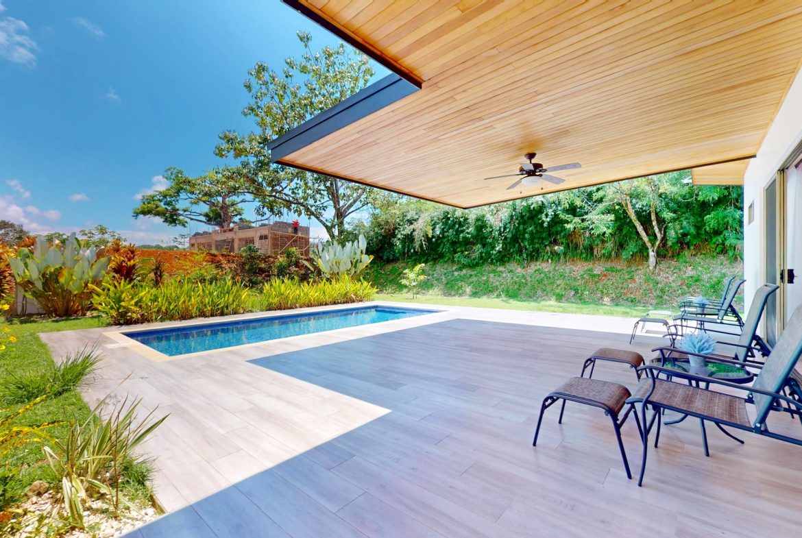 PROPERTY WITH THREE BEDROOMS, WITH A BEAUTIFUL GARDEN , IN OJOCHAL – 0.46 ACRES