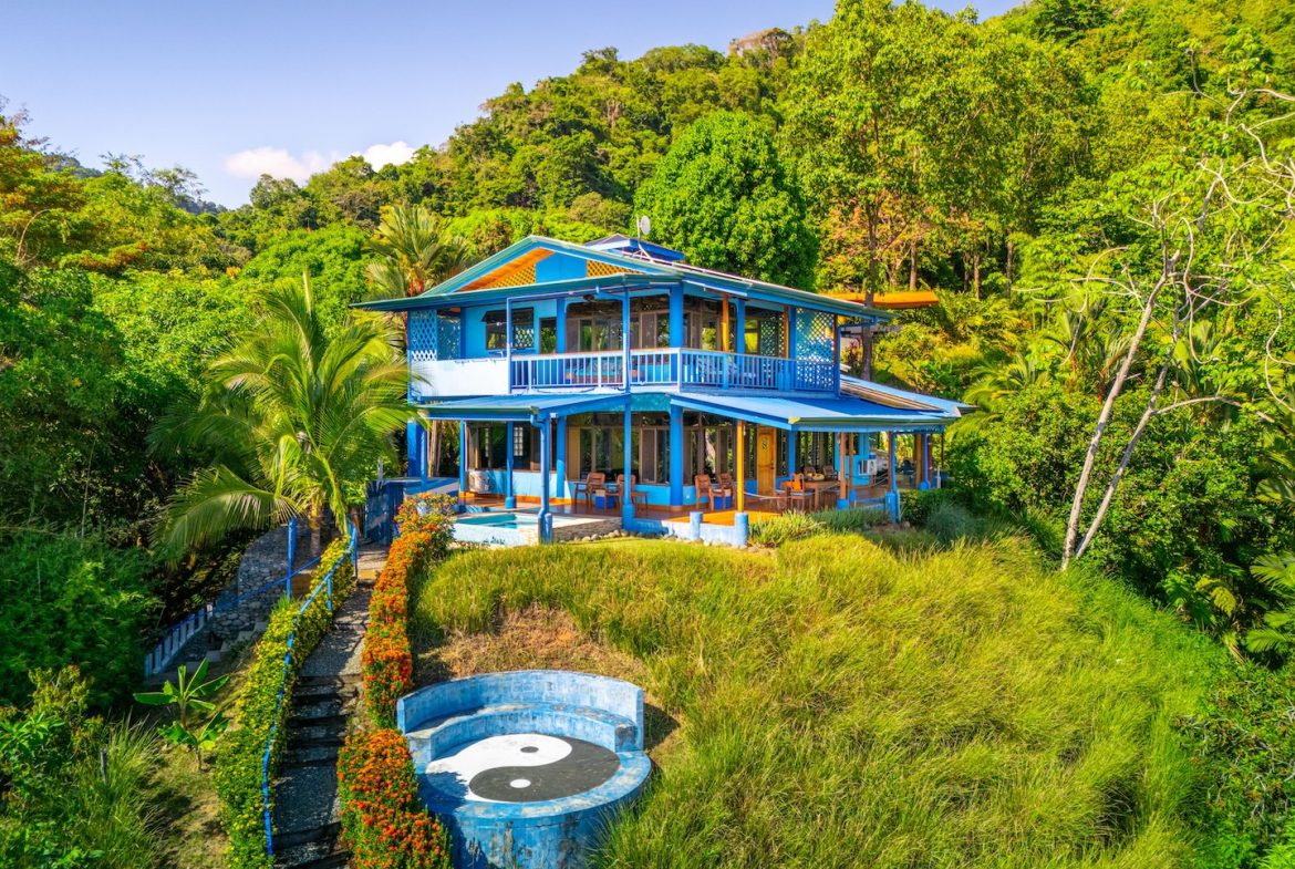 CASA VISTA HARMONIA PROPERTY WITH TWO BEDROOMS AND OCEAN VIEWS FRONT, IN PLAYA HERMOSA – 1.23 ACRES