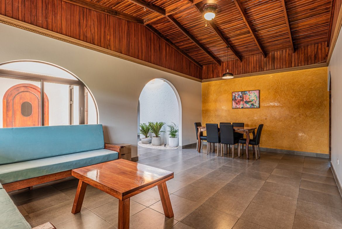 MULTI FAMILY PROPERTY WITH FIVE BEDROOMS, IN PEREZ ZELEDON – 0.20 ACRES