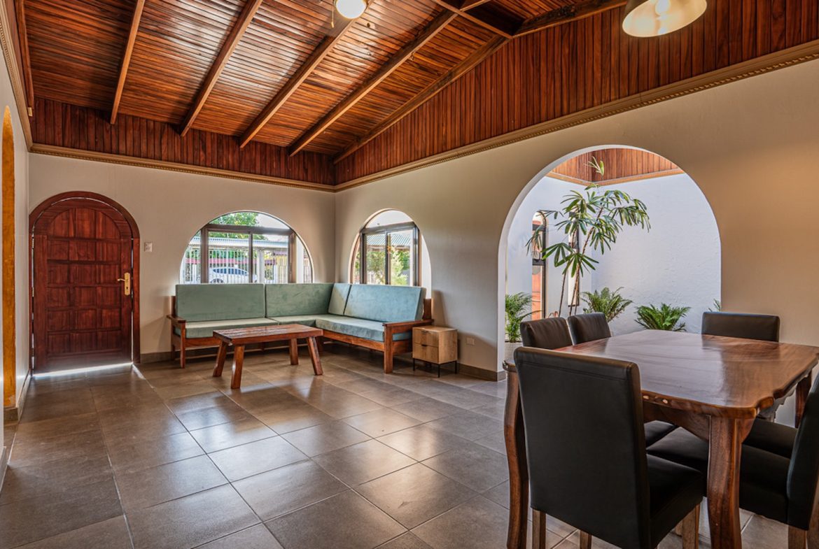 MULTI FAMILY PROPERTY WITH FIVE BEDROOMS, IN PEREZ ZELEDON – 0.20 ACRES
