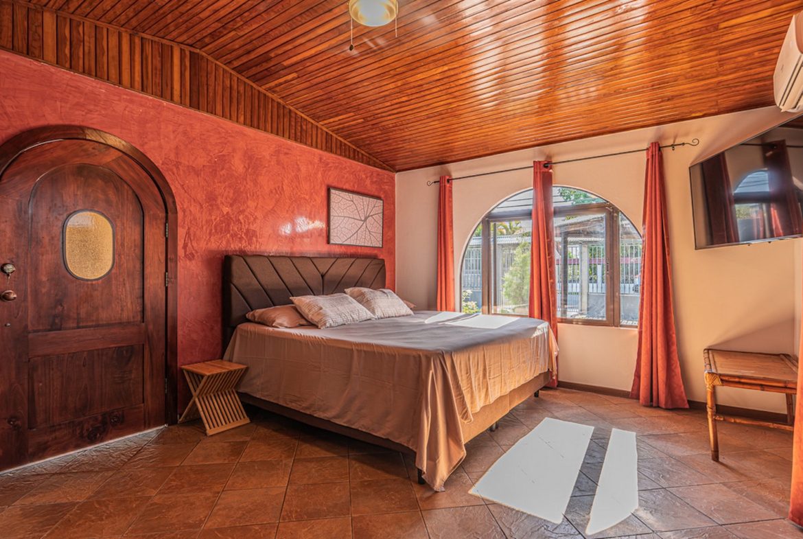 MULTI FAMILY PROPERTY WITH FIVE BEDROOMS, IN PEREZ ZELEDON – 0.20 ACRES