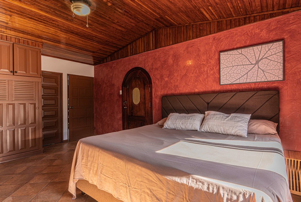 MULTI FAMILY PROPERTY WITH FIVE BEDROOMS, IN PEREZ ZELEDON – 0.20 ACRES