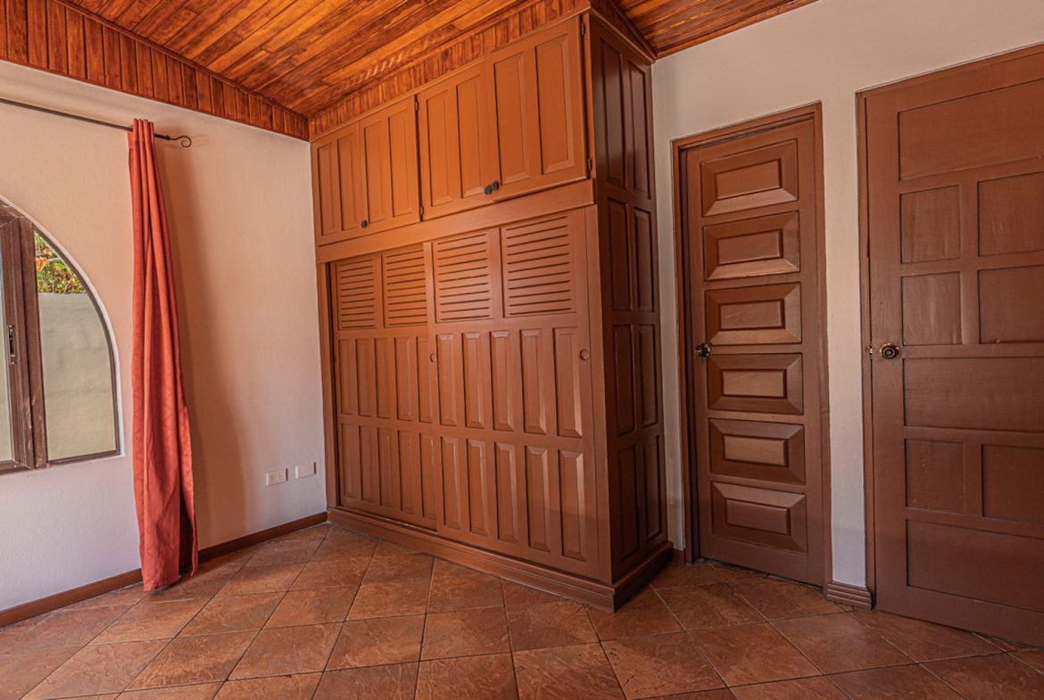 MULTI FAMILY PROPERTY WITH FIVE BEDROOMS, IN PEREZ ZELEDON – 0.20 ACRES