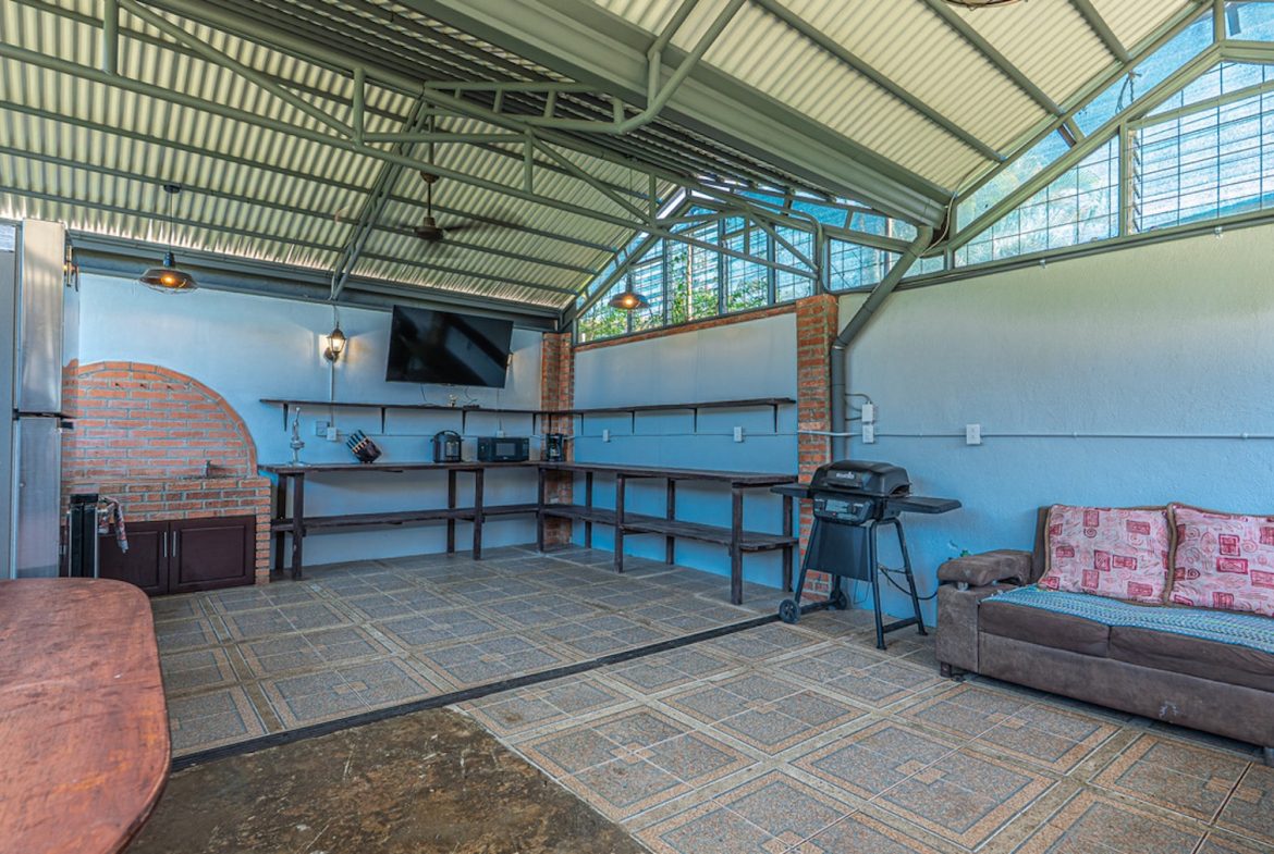 MULTI FAMILY PROPERTY WITH FIVE BEDROOMS, IN PEREZ ZELEDON – 0.20 ACRES