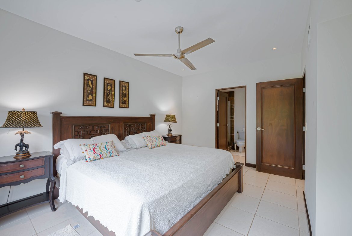 CONDOMINIUM WITH THREE BEDROOMS AND OCEAN VIEWS, IN TARCOLES – 0.049 ACRES