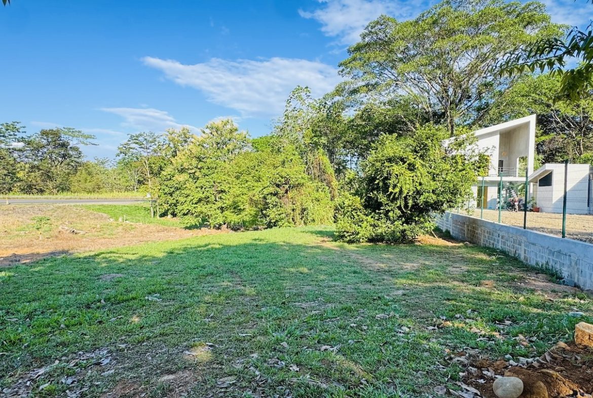 BUILDING PROPERTY NEAR TO THE TOWN, IN JARDINES DEL MORETE UVITA – 0.30 ACRES