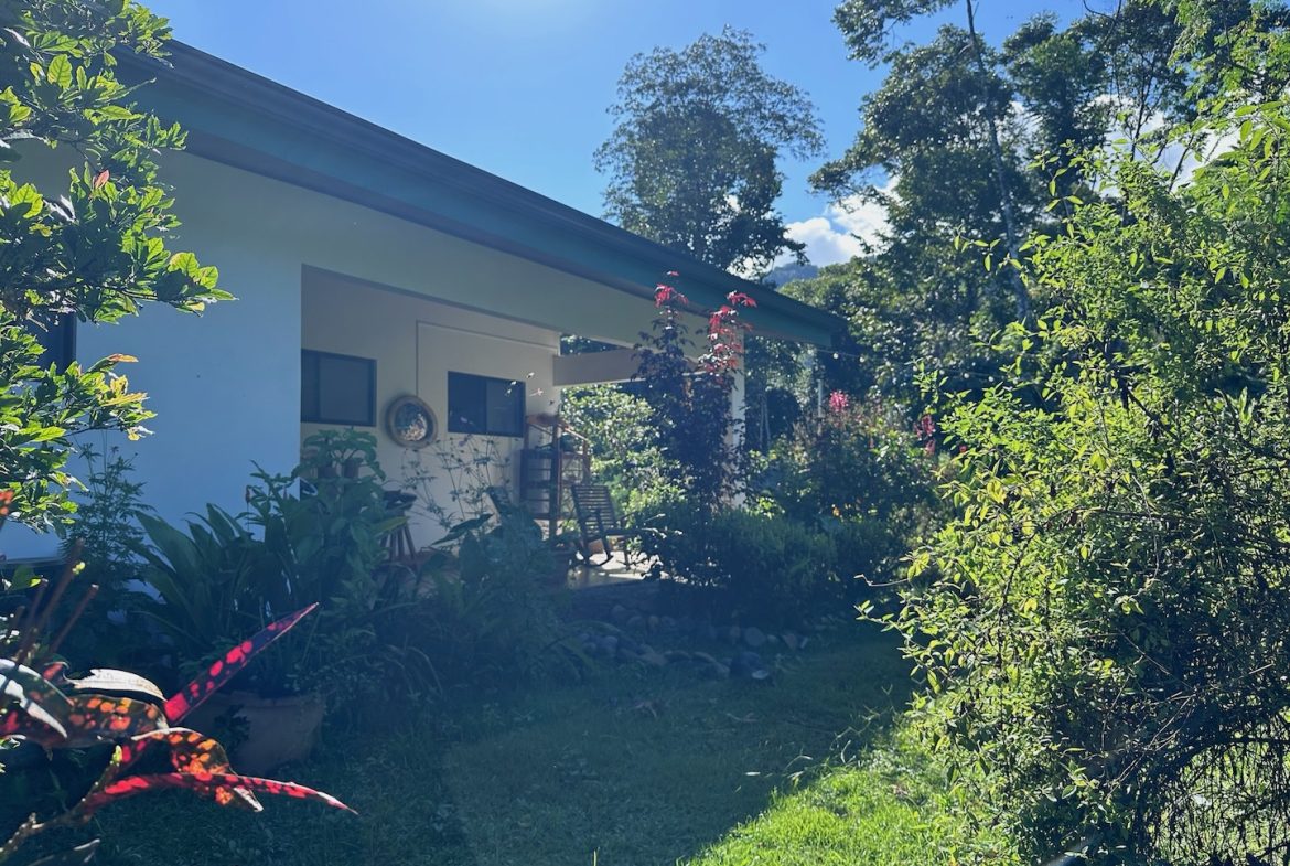 MOUNTAIN PROPERTY WITH THREE BEDROOMS AND GUEST HOUSE, IN LA ALFOMBRA – 2.4 ACRES