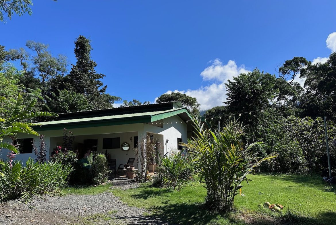 MOUNTAIN PROPERTY WITH THREE BEDROOMS AND GUEST HOUSE, IN LA ALFOMBRA – 2.4 ACRES