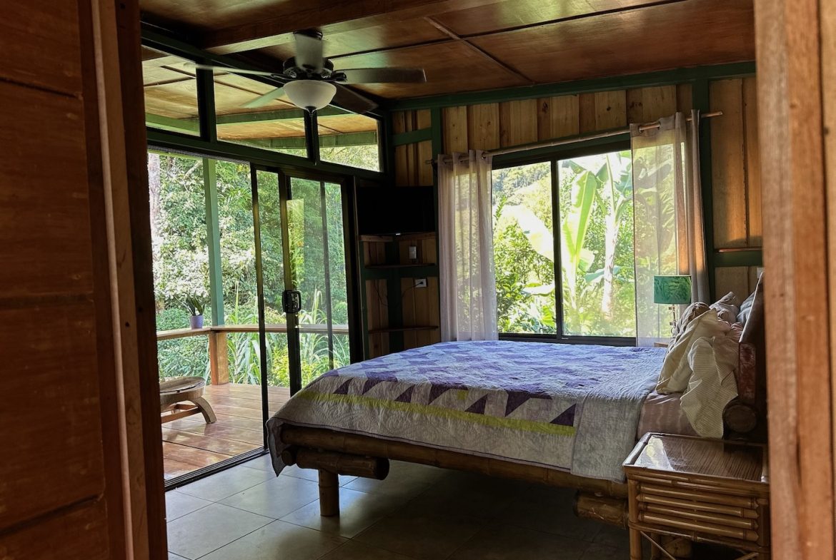 MOUNTAIN PROPERTY WITH THREE BEDROOMS AND GUEST HOUSE, IN LA ALFOMBRA – 2.4 ACRES