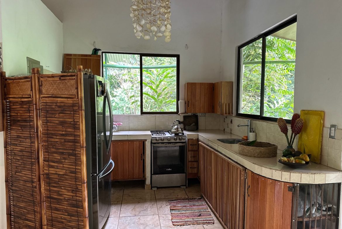 MOUNTAIN PROPERTY WITH THREE BEDROOMS AND GUEST HOUSE, IN LA ALFOMBRA – 2.4 ACRES