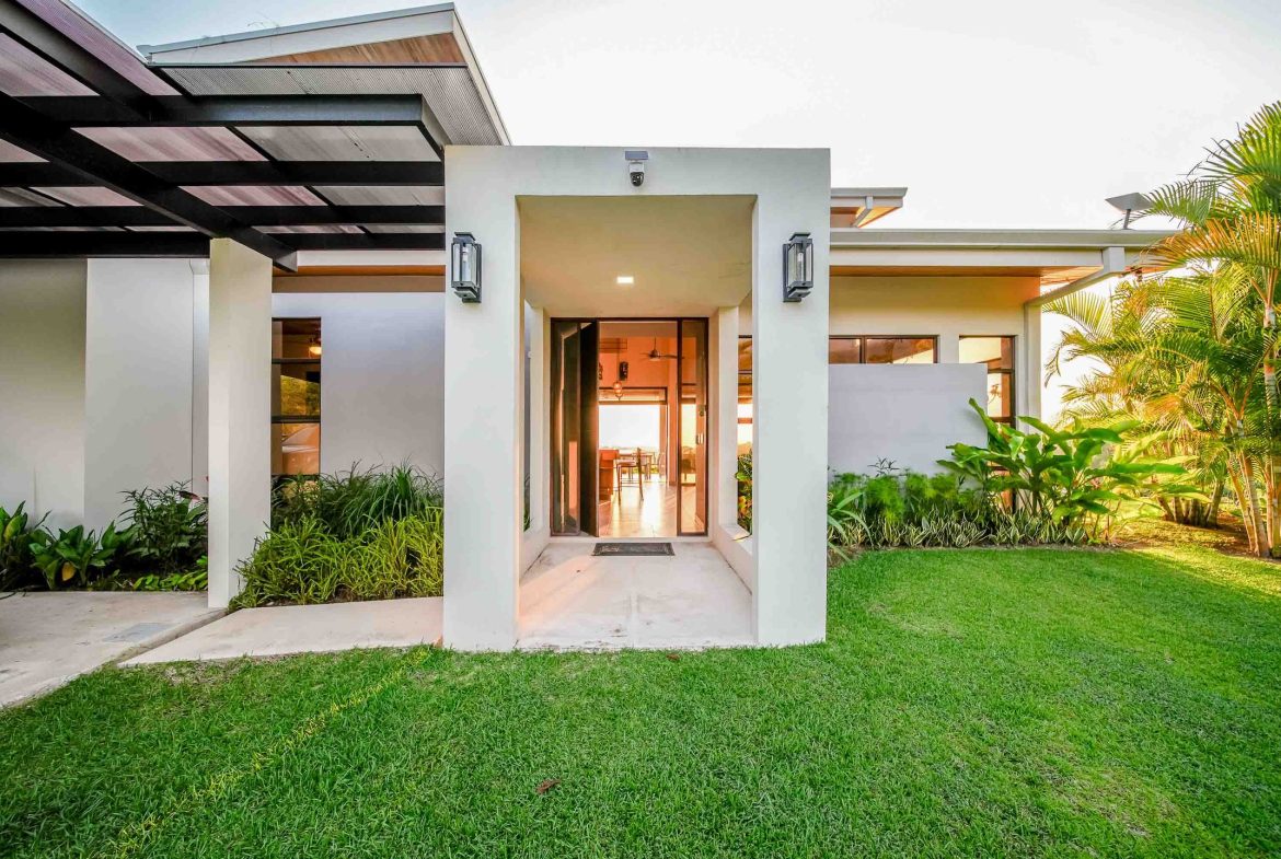 3 BEDROOM LUXURY MODERN HOME AND 2 BEDROOM GUEST HOUSE IN OJOCHAL – 2.96 ACRES