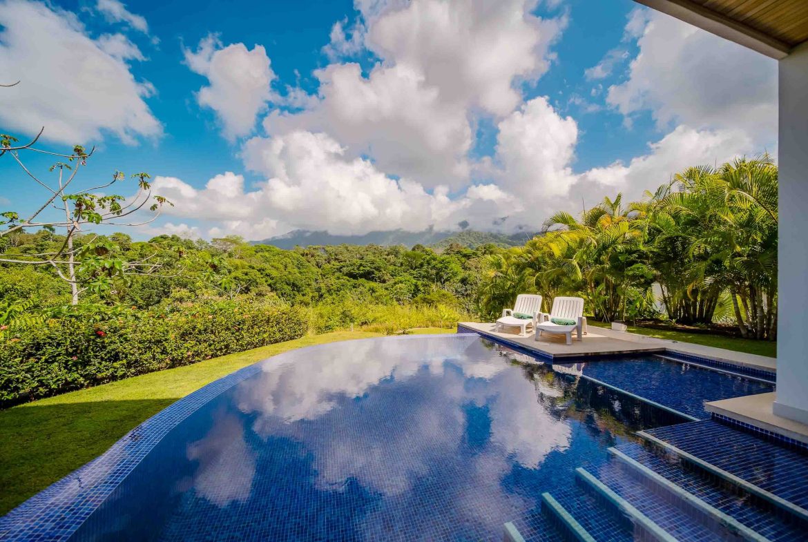 3 BEDROOM LUXURY MODERN HOME AND 2 BEDROOM GUEST HOUSE IN OJOCHAL – 2.96 ACRES