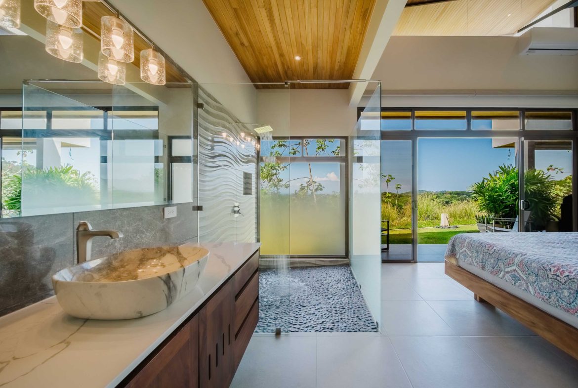 3 BEDROOM LUXURY MODERN HOME AND 2 BEDROOM GUEST HOUSE IN OJOCHAL – 2.96 ACRES