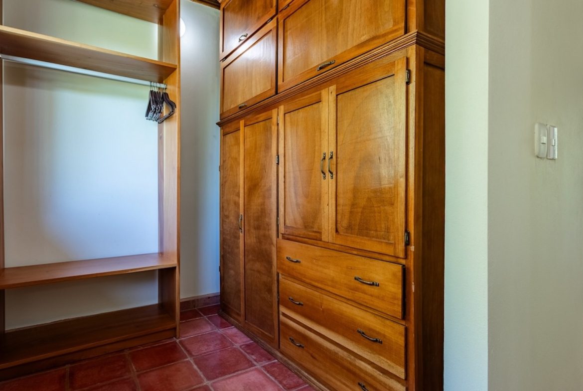 PROPERTY WITH THREE BEDROOMS AND OCEAN FRONT VIEWS, IN PUERTO NUEVO – 5.8 ACRES