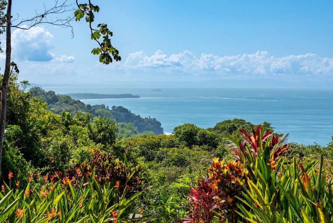 PROPERTY WITH THREE BEDROOMS AND OCEAN FRONT VIEWS, IN PUERTO NUEVO – 5.8 ACRES