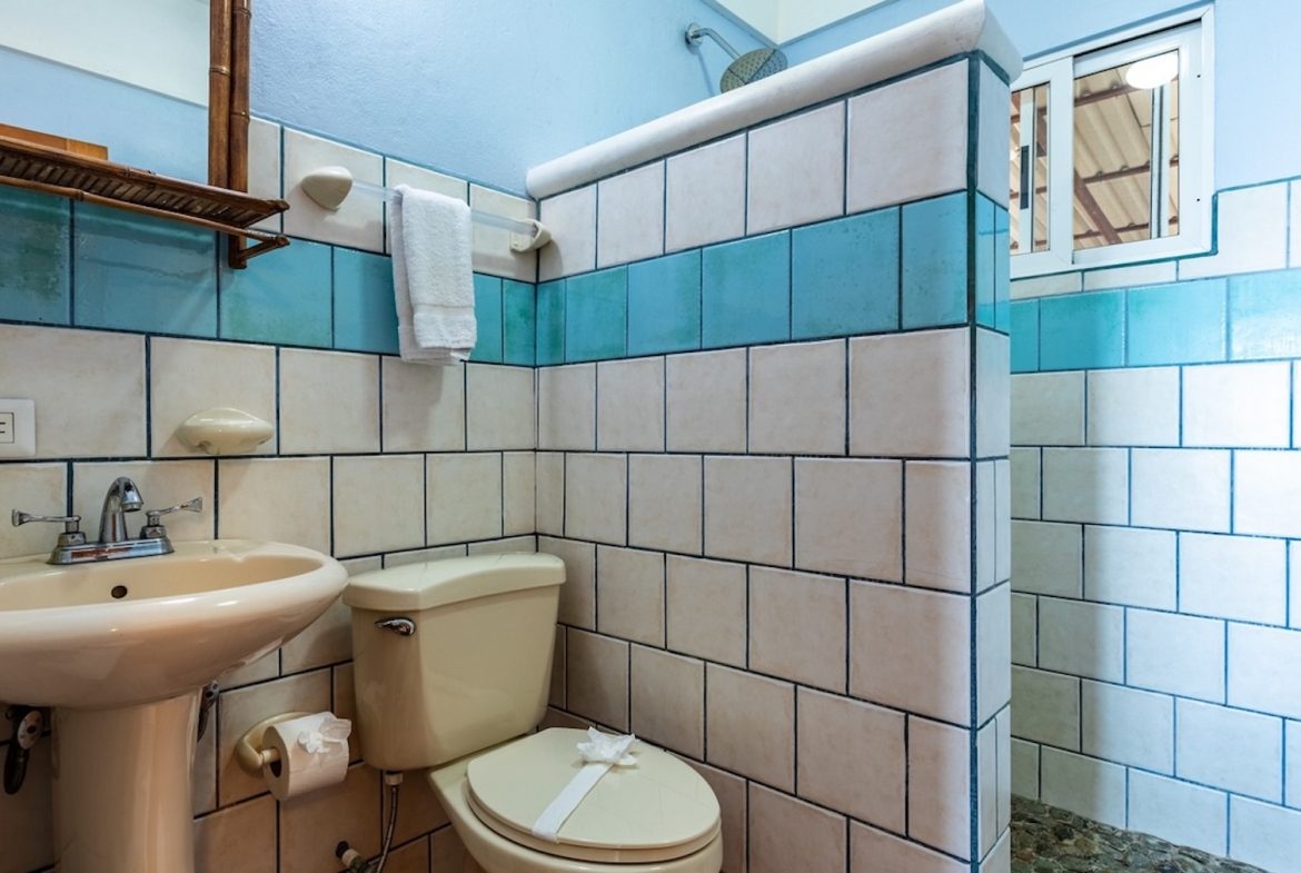 PROPERTY WITH THREE BEDROOMS AND OCEAN FRONT VIEWS, IN PUERTO NUEVO – 5.8 ACRES