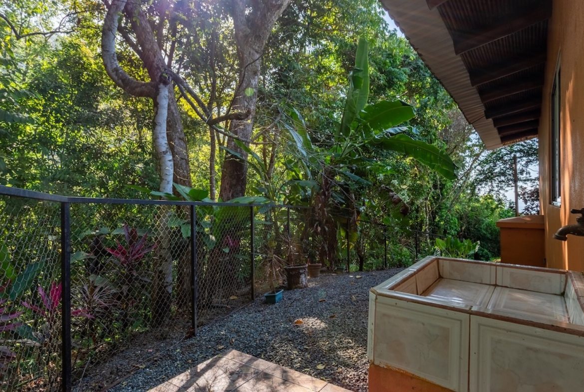 PROPERTY WITH THREE BEDROOMS AND OCEAN FRONT VIEWS, IN PUERTO NUEVO – 5.8 ACRES